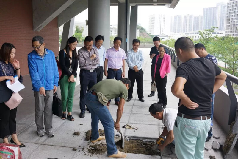 調研人員對項目的進行防水效果檢查